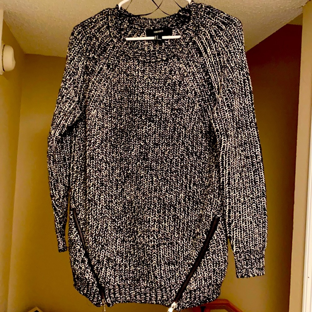 Crew neck sweater with zipper detail